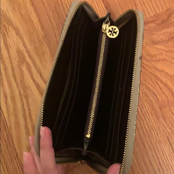 Tory Burch Gold Logo Continental Wallet - Picture 3 of 7